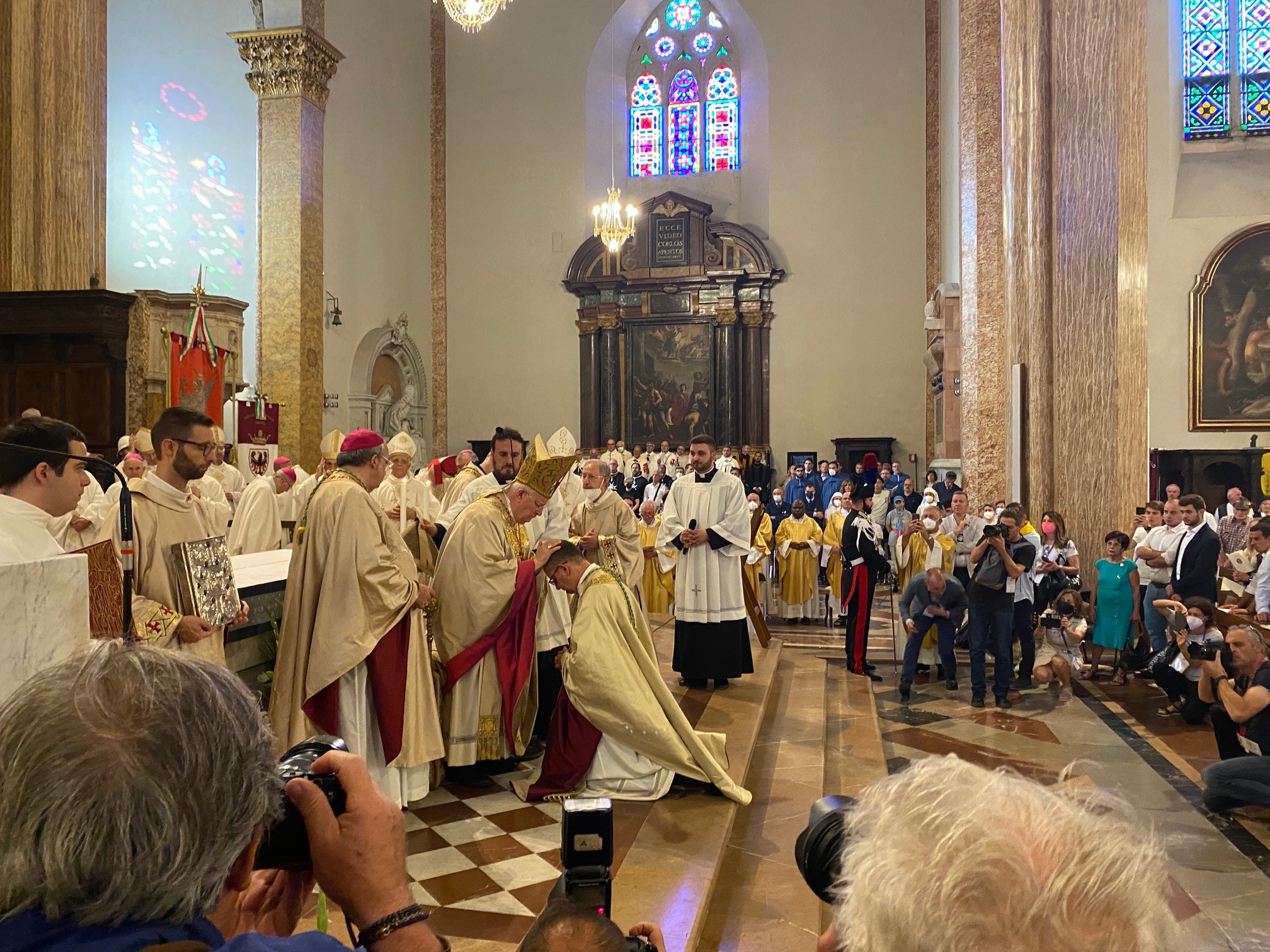 L’omelia del cardinale Gualtiero Bassetti pronunciata all’ordinazione episcopale dell’arcivescovo eletto Ivan Maffeis. «Caro fratello Ivan, vivi fino in fondo i rischi del Vangelo, dovunque il Signore ti chiami»