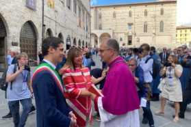 I SALUTI DELLA PRESIDENTE DELLA REGIONE UMBRIA DONATELLA TESEI E DEL SINDACO DI PERUGIA ANDREA ROMIZI  E IL SALUTO ALLE AUTORITA’ DEL CAPOLUOGO UMBRO DELL’ARCIVESCOVO ELETTO IVAN MAFFEIS