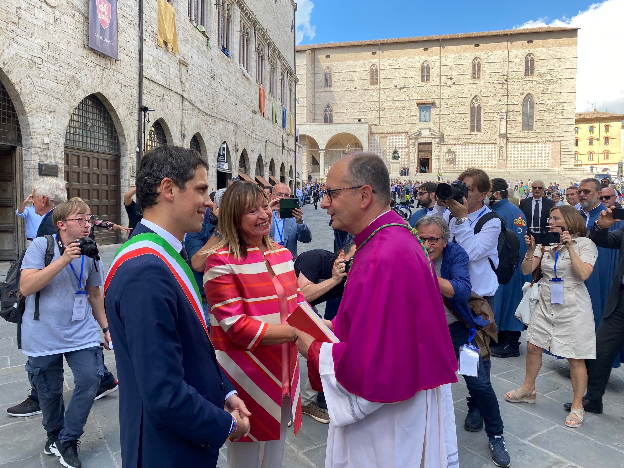I SALUTI DELLA PRESIDENTE DELLA REGIONE UMBRIA DONATELLA TESEI E DEL SINDACO DI PERUGIA ANDREA ROMIZI E IL SALUTO ALLE AUTORITA’ DEL CAPOLUOGO UMBRO DELL’ARCIVESCOVO ELETTO IVAN MAFFEIS