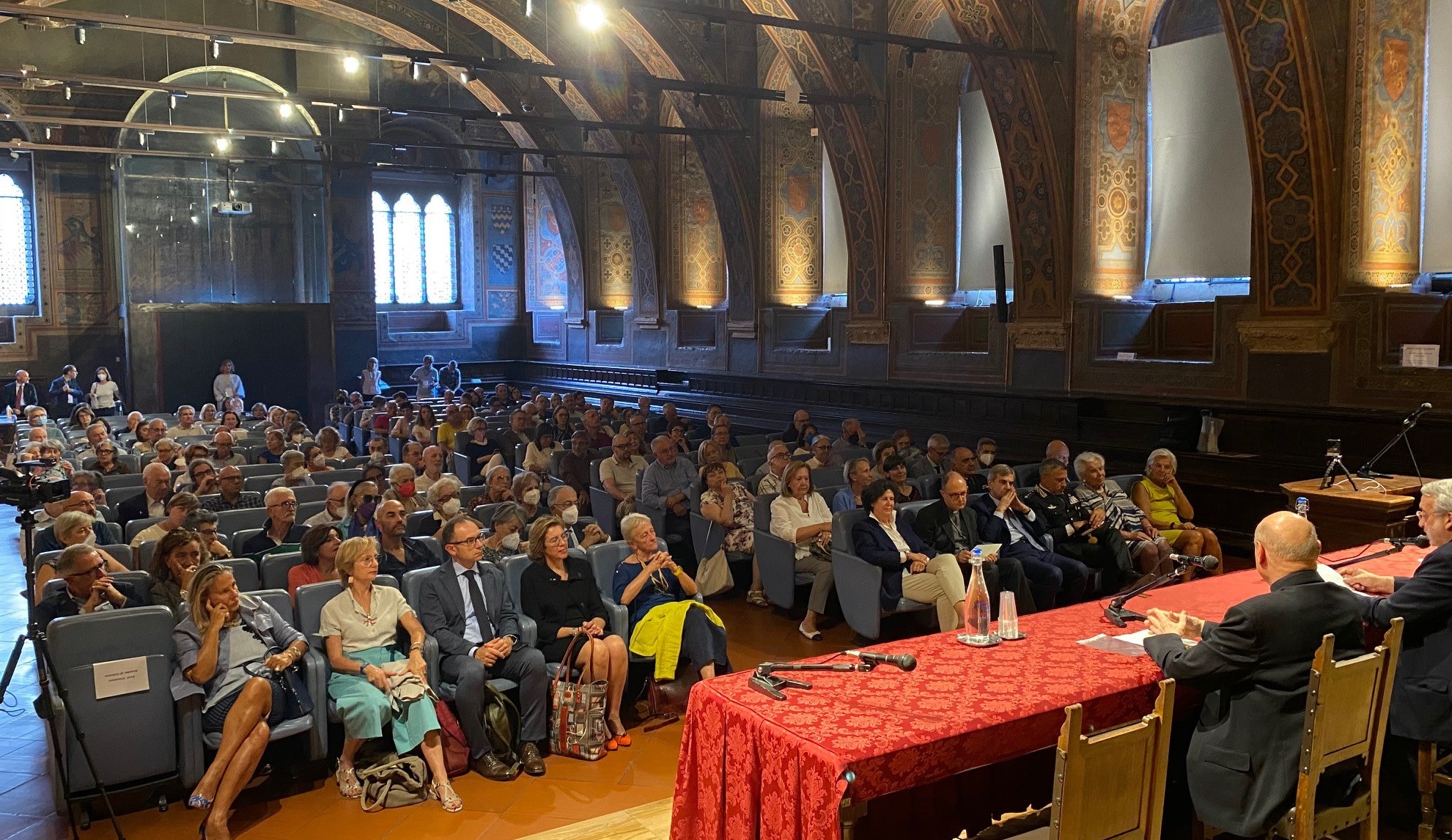 Il cardinale Gianfranco Ravasi ospite del ciclo di conferenze molto partecipate “Le opere d’arte raccontano…” in preparazione del V centenario della morte del Perugino e del Signorelli