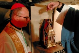L’arcivescovo mons. Ivan Maffeis ha presieduto in cattedrale la solenne celebrazione della festa della Madonna delle Grazie. Il presule nella sua prima omelia: «Come a Cana, anche oggi  la Madre della Misericordia contribuisce a restituire serenità e fiducia sulla mensa della nostra vita»