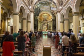 Nella chiesa del Gesù la festa della Natività della Beata Vergine Maria. Tanti fedeli ad ammirare l’ex voto ritrovato e restaurato della Madonna bambina. Il cardinale Bassetti all’omelia: «Imitiamo Maria camminando sempre nella fede e crediamo fino in fondo in Gesù»