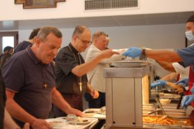 Giornata d’inizio del ministero e ordinazione episcopale dell’arcivescovo Ivan Maffeis. La visita al “Villaggio della Carità” e il pranzo alla mensa “Don Gualtiero”.