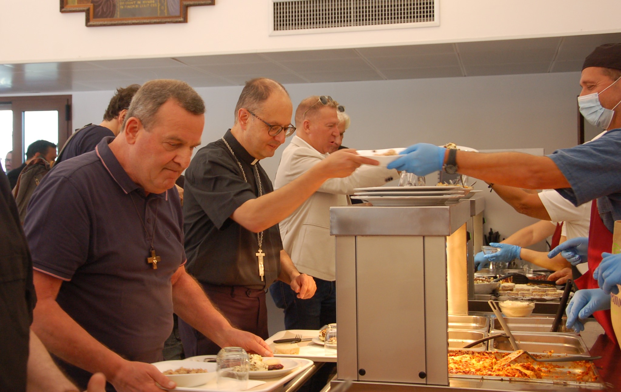 Giornata d’inizio del ministero e ordinazione episcopale dell’arcivescovo Ivan Maffeis. La visita al “Villaggio della Carità” e il pranzo alla mensa “Don Gualtiero”.