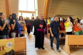 Giornata d’inizio del ministero e ordinazione episcopale dell’arcivescovo Ivan Maffeis. L’incontro con i giovani nella chiesa San Giovanni Paolo II di Prepo.  Mons. Maffeis salutando i numerosi giovani: «Grazie per la vostra accoglienza,  per questa bella primavera di Chiesa»