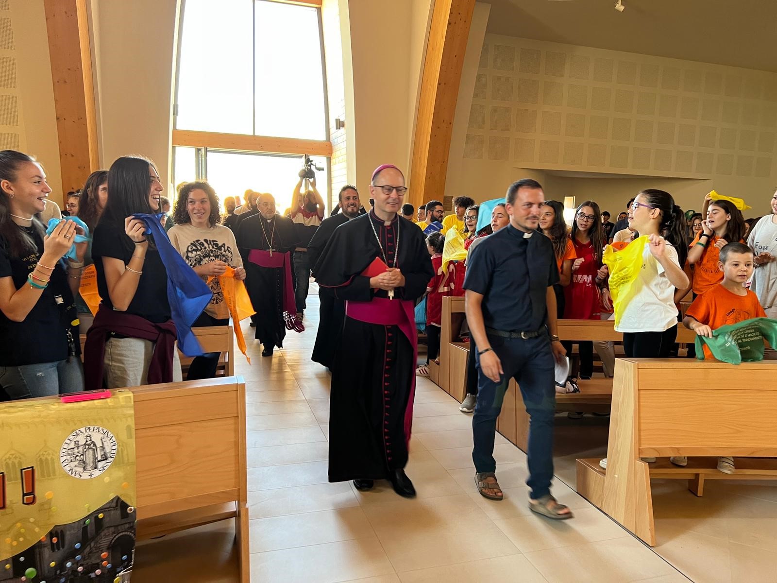 Giornata d’inizio del ministero e ordinazione episcopale dell’arcivescovo Ivan Maffeis. L’incontro con i giovani nella chiesa San Giovanni Paolo II di Prepo. Mons. Maffeis salutando i numerosi giovani: «Grazie per la vostra accoglienza, per questa bella primavera di Chiesa»