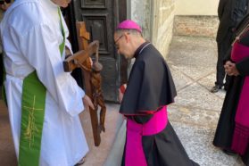Giornata d’inizio del ministero e ordinazione episcopale dell’arcivescovo Ivan Maffeis. L’arrivo nella parrocchia di San Salvatore in Badia di Montecorona.