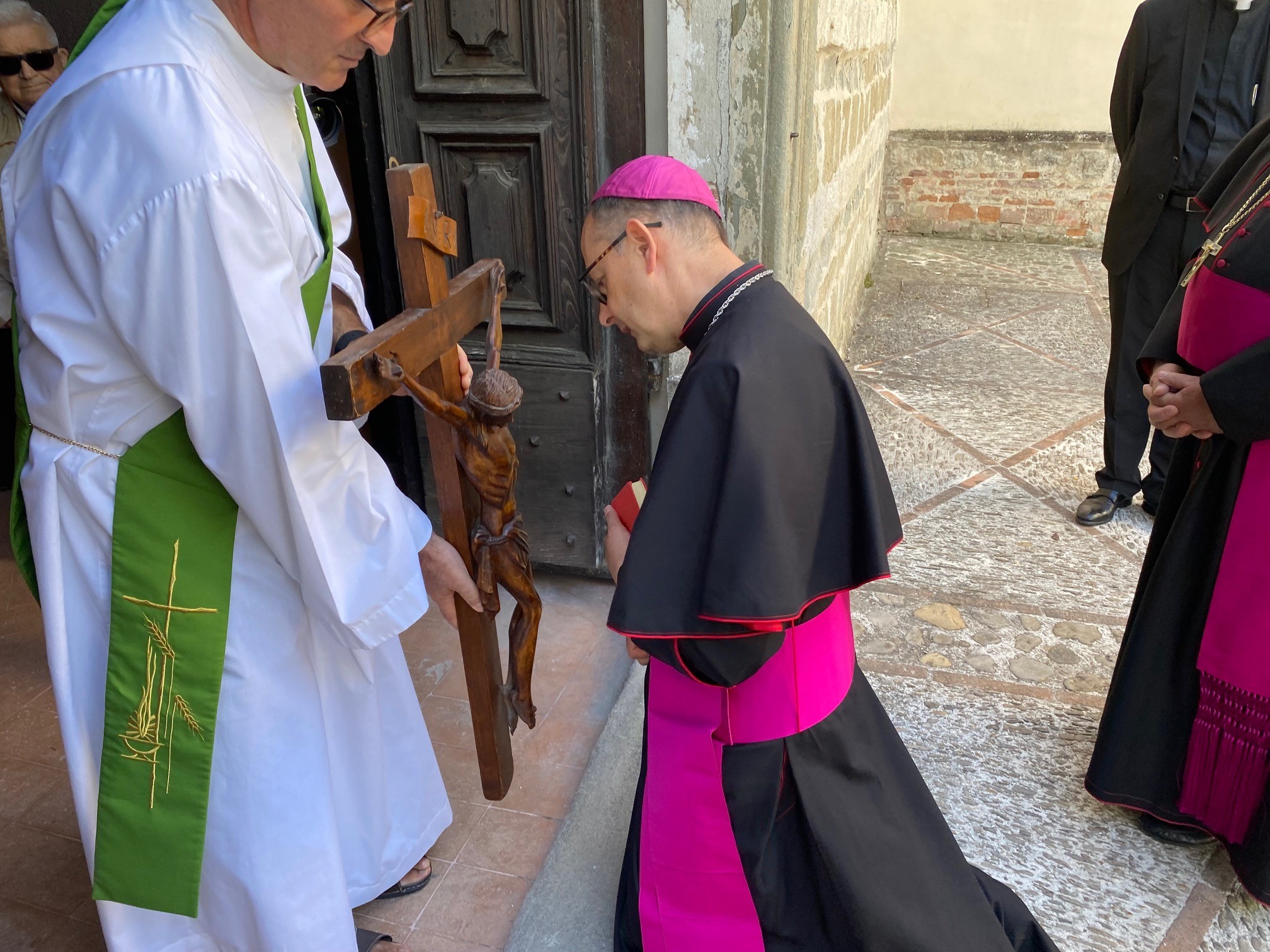 Giornata d’inizio del ministero e ordinazione episcopale dell’arcivescovo Ivan Maffeis. L’arrivo nella parrocchia di San Salvatore in Badia di Montecorona.