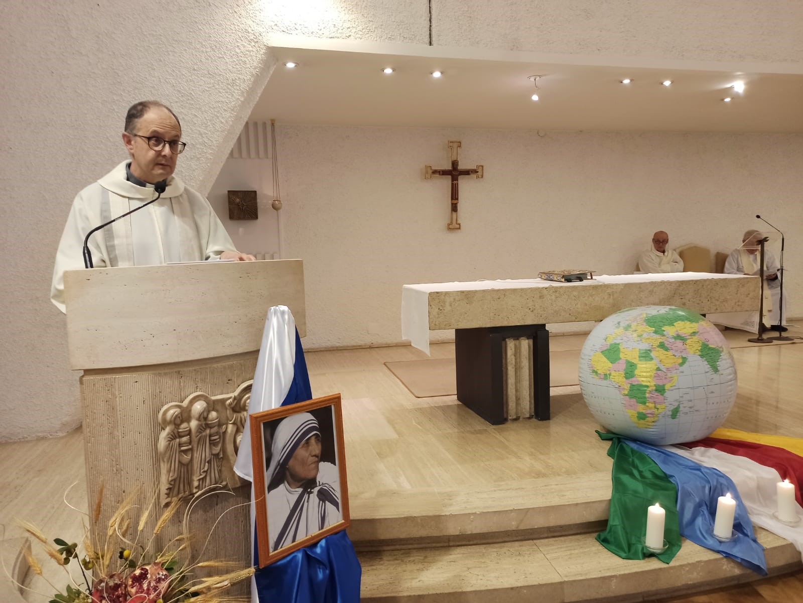 Con la Veglia di preghiera e il mandato missionario la comunità diocesana si appresta a vivere la Giornata Mondiale Missionaria (GMM) 2022, domenica 23 ottobre. La prima lettera dell’arcivescovo Ivan Maffeis al Clero diocesano in occasione della GMM