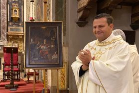 Ritorna alla città la “Natività della Vergine Maria” di Pietro da Cortona custodita nella chiesa del Gesù. Fedeli e visitatori possono ammirarla dopo il suo recente rinvenimento ed accurato restauro. Il rettore don Mauro Angelini: «Questa chiesa è sempre più santuario mariano e “museo” di splendide opere d’arte. In tanti entrano per raccogliersi in preghiera, oltre che per ammirare questi capolavori»