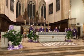 Celebrato in cattedrale il primo anniversario della morte dell’arcivescovo emerito  mons. Giuseppe Chiaretti. Il suo successore mons. Ivan Maffeis nell’omelia: «Mons. Chiaretti  rinnovatore della Chiesa diocesana nelle sue strutture missionarie e nella sua pastoralità»