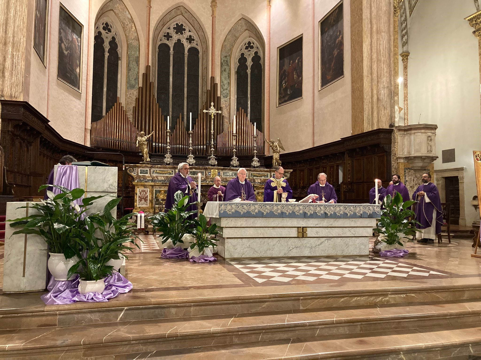 Celebrato in cattedrale il primo anniversario della morte dell’arcivescovo emerito mons. Giuseppe Chiaretti. Il suo successore mons. Ivan Maffeis nell’omelia: «Mons. Chiaretti rinnovatore della Chiesa diocesana nelle sue strutture missionarie e nella sua pastoralità»