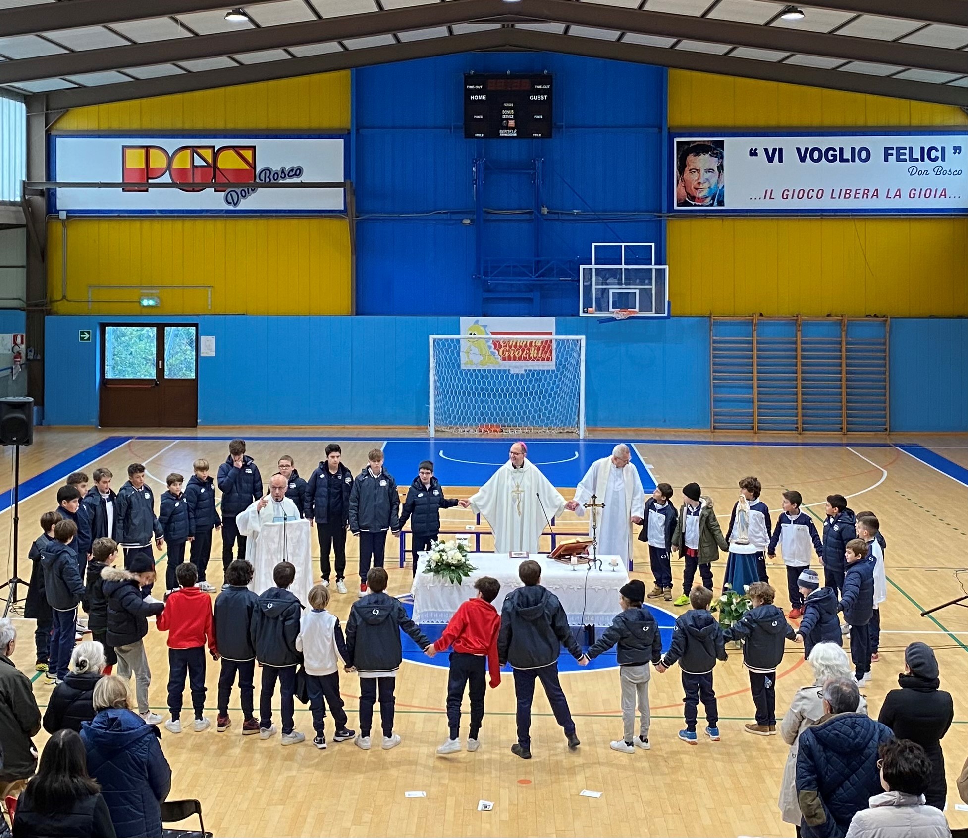 Celebrata la solennità dell’Immacolata Concezione dall’arcivescovo Ivan Maffeis presso l’Istituto “Don Bosco”, nel centenario di presenza salesiana in città (1922-2022). Il presule: «La maternità della Chiesa si esprime nel farsi accanto…, nell’offrire forme concrete di aiuto»