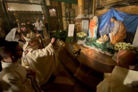 Perugia: L’omelia dell’arcivescovo Maffeis alla Messa della Notte di Natale nella cattedrale di S. Lorenzo. «L’incontro con Cristo ci permette di non lasciarci inghiottire dalle tenebre e dalle paure…, ci apre alla compassione e alla fraternità, alla responsabilità e alla condivisione»