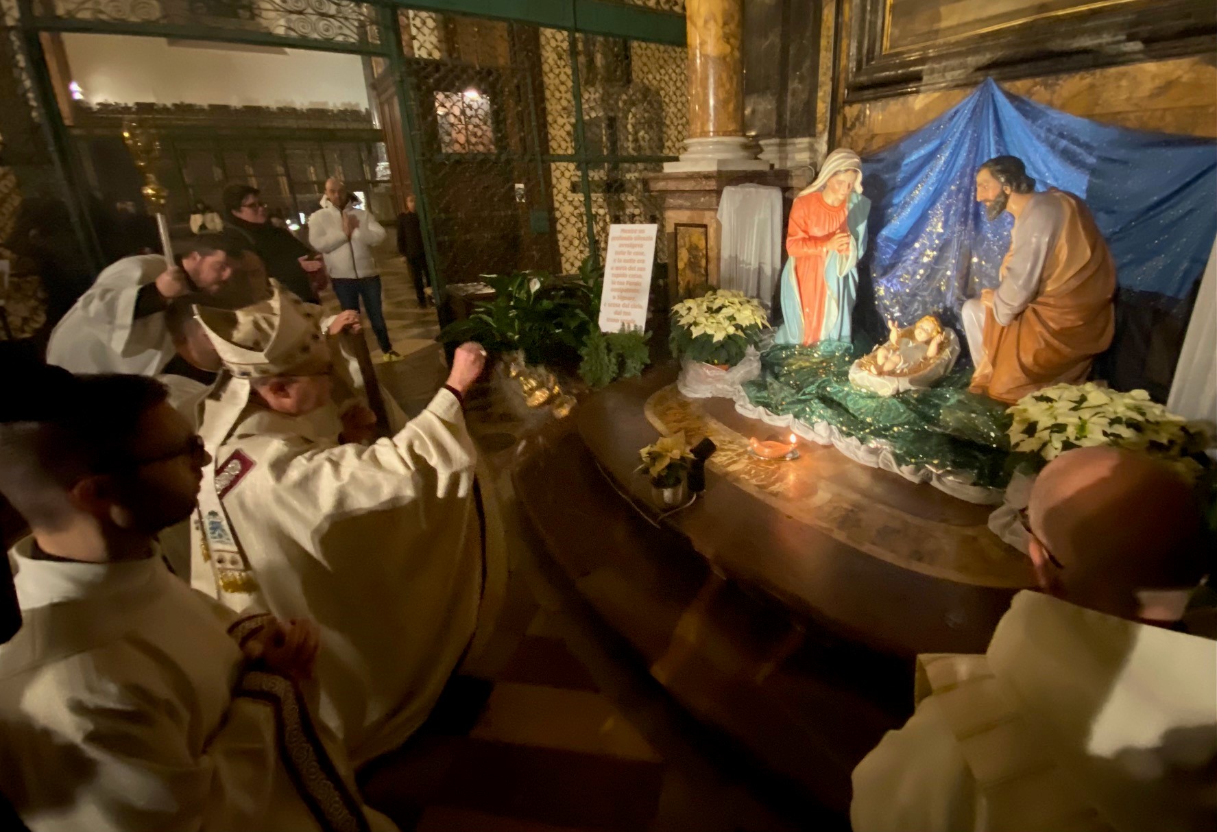 Perugia: L’omelia dell’arcivescovo Maffeis alla Messa della Notte di Natale nella cattedrale di S. Lorenzo. «L’incontro con Cristo ci permette di non lasciarci inghiottire dalle tenebre e dalle paure…, ci apre alla compassione e alla fraternità, alla responsabilità e alla condivisione»