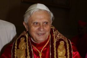 L’arcivescovo Ivan Maffeis in ricordo del Papa emerito Benedetto XVI: «Ha servito la verità, ne è stato ricercatore umile, coraggioso e appassionato; ci ha ricordato – spesso inascoltato e incompreso – la centralità della dignità umana, il significato della libertà, la grandezza dell’amore…»