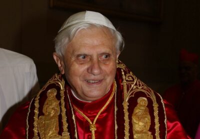 L’arcivescovo Ivan Maffeis in ricordo del Papa emerito Benedetto XVI: «Ha servito la verità, ne è stato ricercatore umile, coraggioso e appassionato; ci ha ricordato – spesso inascoltato e incompreso – la centralità della dignità umana, il significato della libertà, la grandezza dell’amore…»