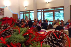 Il pranzo di Natale alla Mensa Caritas “Don Gualtiero”. L’arcivescovo Ivan Maffeis  ha salutato ciascuno dei 100 ospiti-commensali, persone in gravi difficoltà o in estrema solitudine