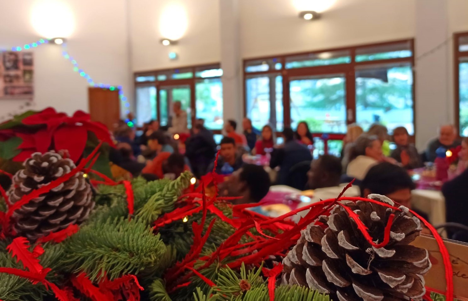 Il pranzo di Natale alla Mensa Caritas “Don Gualtiero”. L’arcivescovo Ivan Maffeis ha salutato ciascuno dei 100 ospiti-commensali, persone in gravi difficoltà o in estrema solitudine