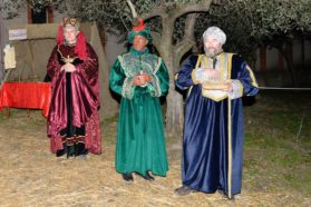 Ritorna a Casaglia, dopo la pandemia, «La magia del presepe vivente».  In allestimento nel “giardino di comunità” della parrocchia dopo l’inaugurazione dell’“Orto degli Ulivi”