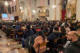 In 800 alla Veglia di Avvento dei giovani con l’arcivescovo Ivan Maffeis.  Il presule: «Grazie per la vostra partecipazione così numerosa in una serata così piovosa». Il gesto dello slacciarsi e togliersi le scarpe davanti al mistero di Dio, nel camminare verso l’altro, compiuto dal vescovo e da cinque giovani prima di testimoniare la propria fede