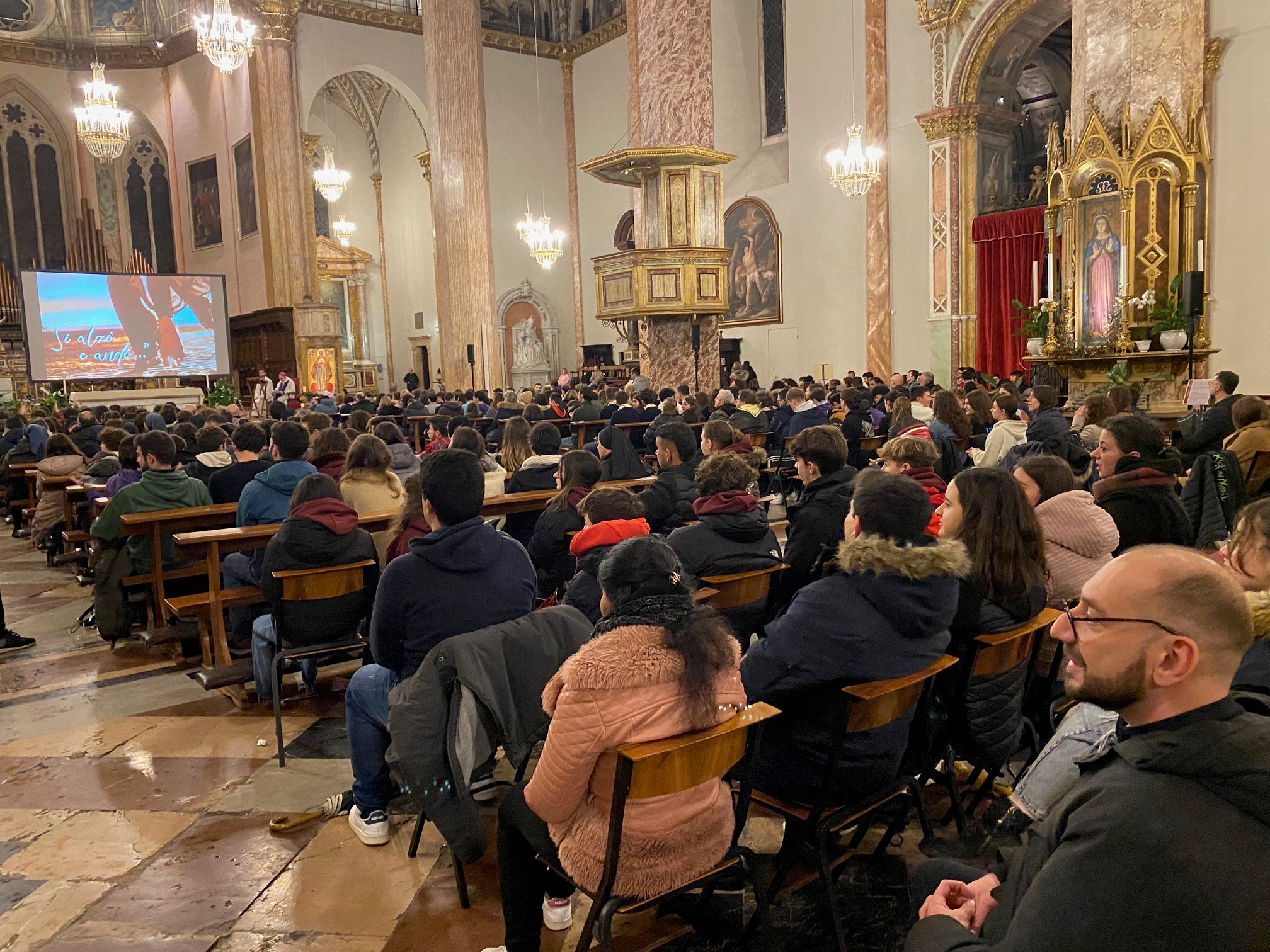 In 800 alla Veglia di Avvento dei giovani con l’arcivescovo Ivan Maffeis. Il presule: «Grazie per la vostra partecipazione così numerosa in una serata così piovosa». Il gesto dello slacciarsi e togliersi le scarpe davanti al mistero di Dio, nel camminare verso l’altro, compiuto dal vescovo e da cinque giovani prima di testimoniare la propria fede