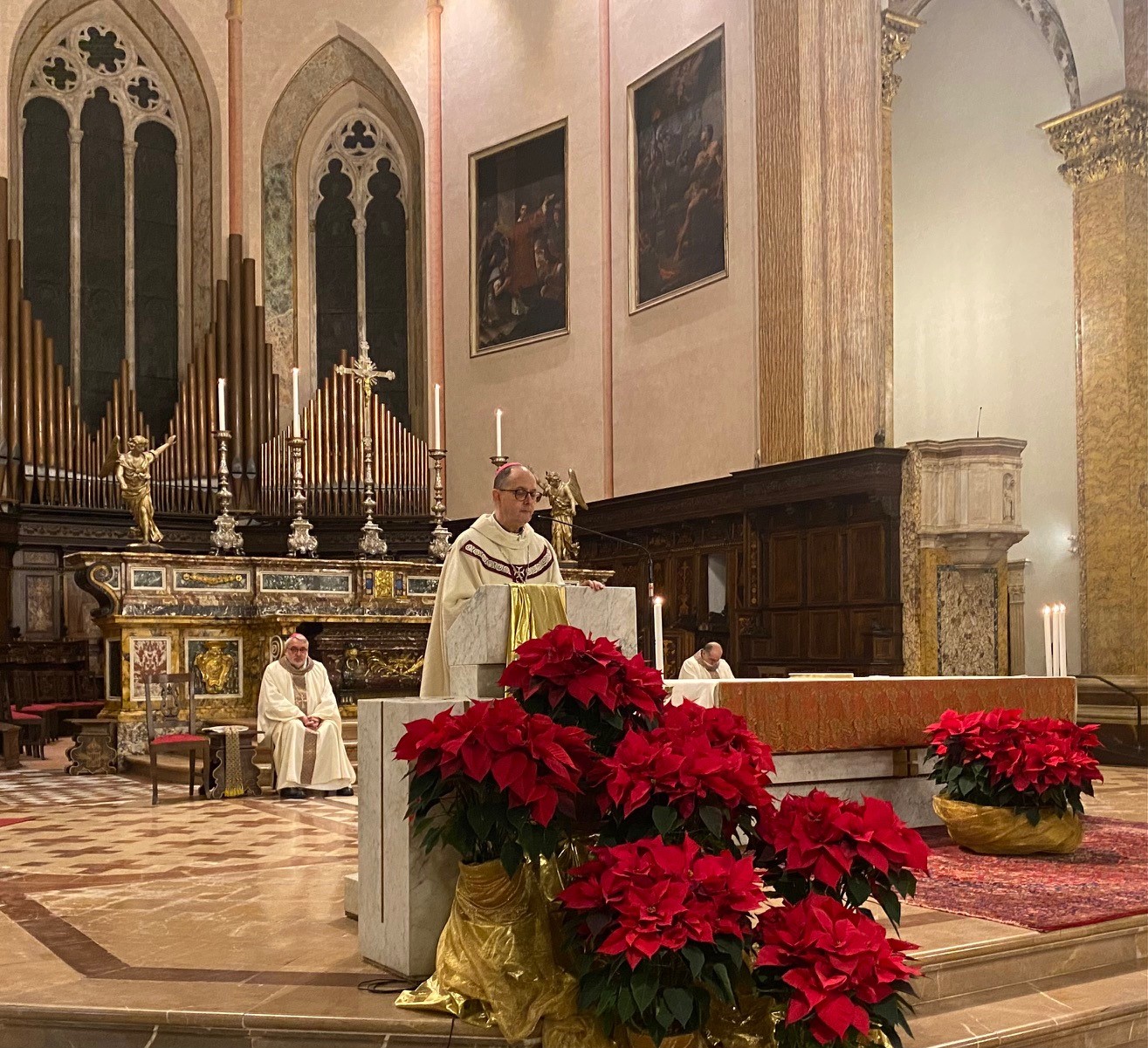 L’omelia dell’arcivescovo Ivan Maffeis alla celebrazione eucaristica di ringraziamento dell’anno che volge al termine con il canto del Te Dem. Il presule: «… anche nel nuovo anno il Signore camminerà con noi e ci custodirà con sua bontà, la sua tenerezza e la sua provvidenza»