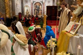 Città della Pieve: Celebrata la Sacra rappresentazione dell’arrivo dei Magi.  L’arcivescovo Ivan Maffeis ai tanti fanciulli e alle loro famiglie:  «Il cammino dei Magi può davvero rappresentare il cammino di ciascuno di noi alla ricerca del volto di Dio»