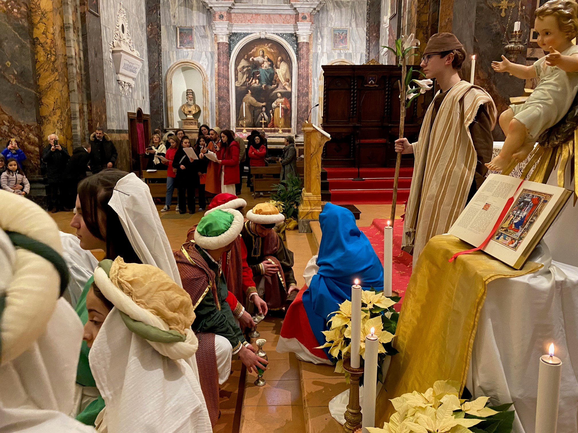 Città della Pieve: Celebrata la Sacra rappresentazione dell’arrivo dei Magi. L’arcivescovo Ivan Maffeis ai tanti fanciulli e alle loro famiglie: «Il cammino dei Magi può davvero rappresentare il cammino di ciascuno di noi alla ricerca del volto di Dio»