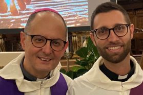 Claudio Faina, docente di inglese, diventa sacerdote diocesano il prossimo 29 gennaio,  festa di san Costanzo, vescovo e martire, patrono e fondatore della Chiesa perugina. Il futuro sacerdote: «Credo in una Chiesa dal respiro ampio, diocesano, che non sminuisca la parrocchia, ma che sappia andare oltre il “campanilismo”»