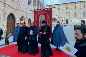 Entrate nel vivo le celebrazioni in onore del Santo patrono Costanzo, vescovo e martire. L’arcivescovo Ivan Maffeis all’omelia dei Primi Vespri della vigilia al termine della “luminaria”: «C’è un filo rosso che racconta di esistenze donate, di perdono offerto, di amore portato con pazienza …, dà fondamento alla vita, la apre alla fraternità, alla carità, all’attenzione al debole e al povero».