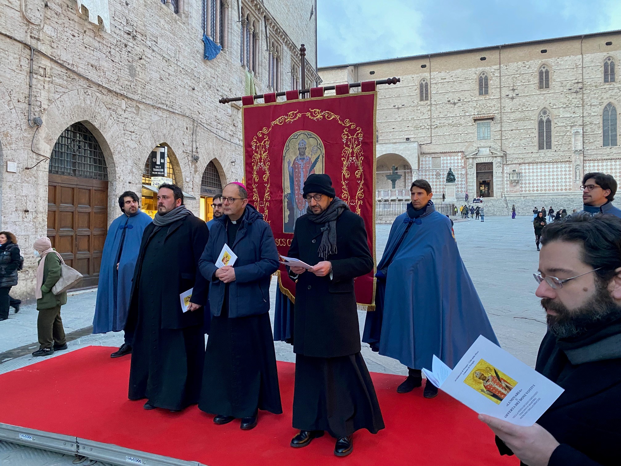 Entrate nel vivo le celebrazioni in onore del Santo patrono Costanzo, vescovo e martire. L’arcivescovo Ivan Maffeis all’omelia dei Primi Vespri della vigilia al termine della “luminaria”: «C’è un filo rosso che racconta di esistenze donate, di perdono offerto, di amore portato con pazienza …, dà fondamento alla vita, la apre alla fraternità, alla carità, all’attenzione al debole e al povero».