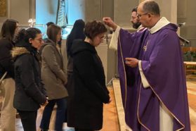 Celebrato il Mercoledì delle Ceneri. L’arcivescovo Ivan Maffeis agli universitari:  «La Quaresima è lo spirito con cui affrontare gli esami della vita…», esortandoli «ad essere  anche in questo tempo una comunità cristiana che sa farsi lievito, fraternità per la vita di tutti»