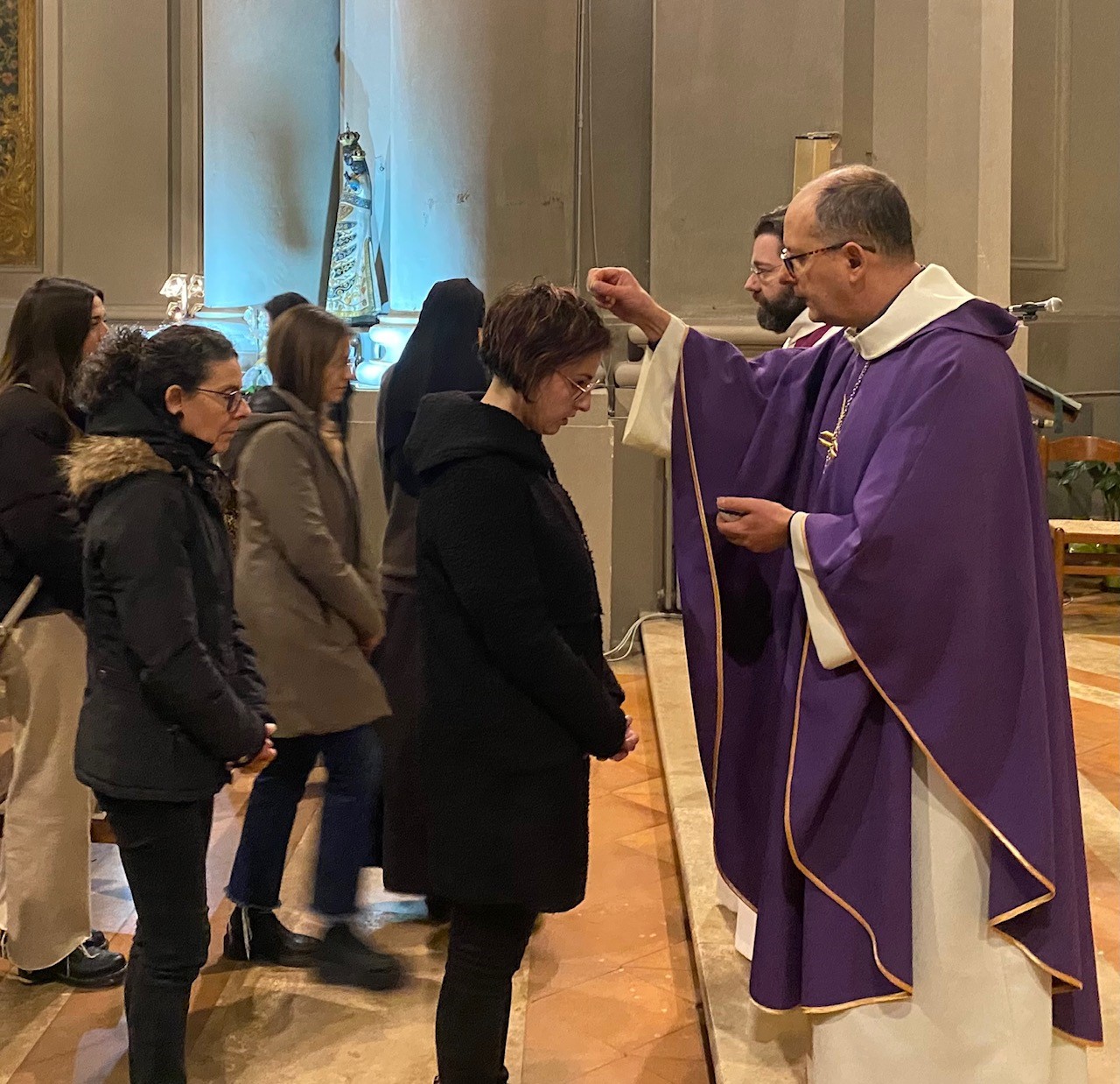 Celebrato il Mercoledì delle Ceneri. L’arcivescovo Ivan Maffeis agli universitari: «La Quaresima è lo spirito con cui affrontare gli esami della vita…», esortandoli «ad essere anche in questo tempo una comunità cristiana che sa farsi lievito, fraternità per la vita di tutti»