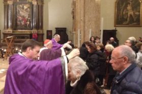 Con il Mercoledì delle Ceneri i cristiani entrano nel “tempo forte” di Quaresima. Particolare attenzione-riflessione alle fragilità della società e alle emergenze umanitarie. Il calendario delle principali celebrazioni quaresimali in cattedrale