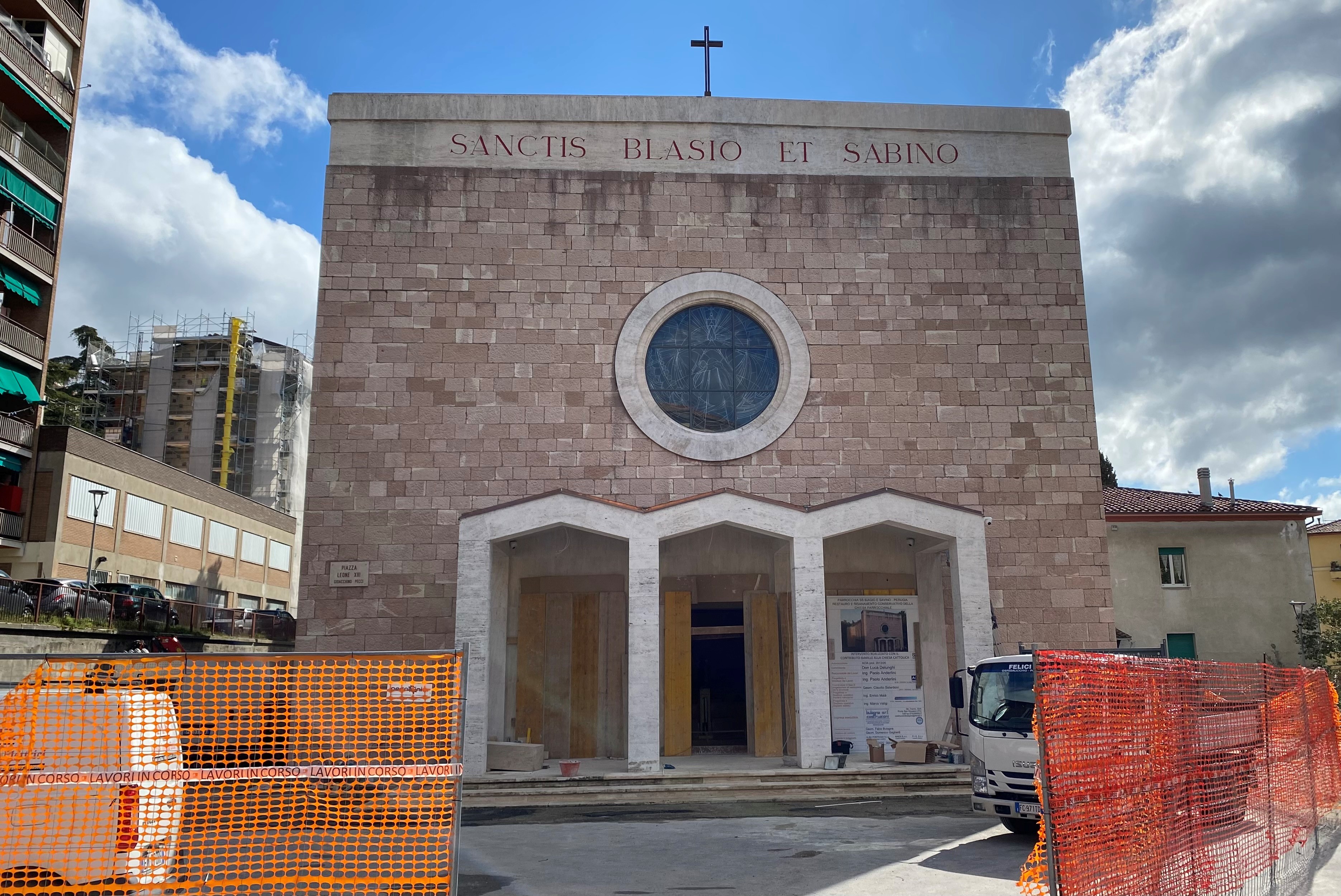 Riapre al culto la chiesa parrocchiale dei Ss. Biagio e Savino. Il parroco don Luca Delunghi: «È tempo di ritornare a casa dopo un anno di diaspora. Tanti esclamano: “Non vedo l’ora!”»