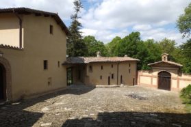 I dodici monaci di clausura della Famiglia di Betlemme dell’Eremo di Montecorona  preoccupati per le famiglie sfollate a causa del terremoto del 9 marzo