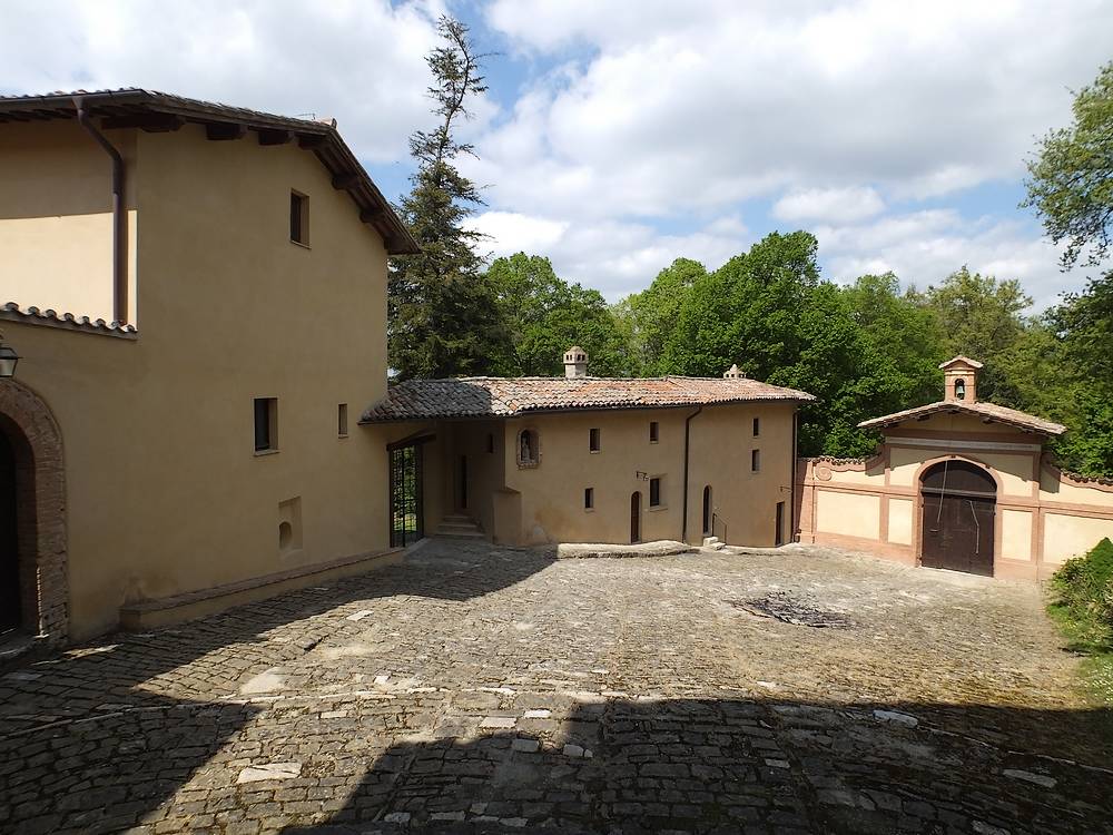 I dodici monaci di clausura della Famiglia di Betlemme dell’Eremo di Montecorona preoccupati per le famiglie sfollate a causa del terremoto del 9 marzo