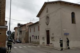 Tra preoccupazione e speranza è trascorsa la prima domenica della popolazione terremotata.  La gente: «Grati al nostro vescovo Ivan per essere venuto tra noi, a meno di 24 ore dalle scosse.  Siamo certi di rivederlo presto». La vicinanza concreta della Chiesa attraverso la Caritas