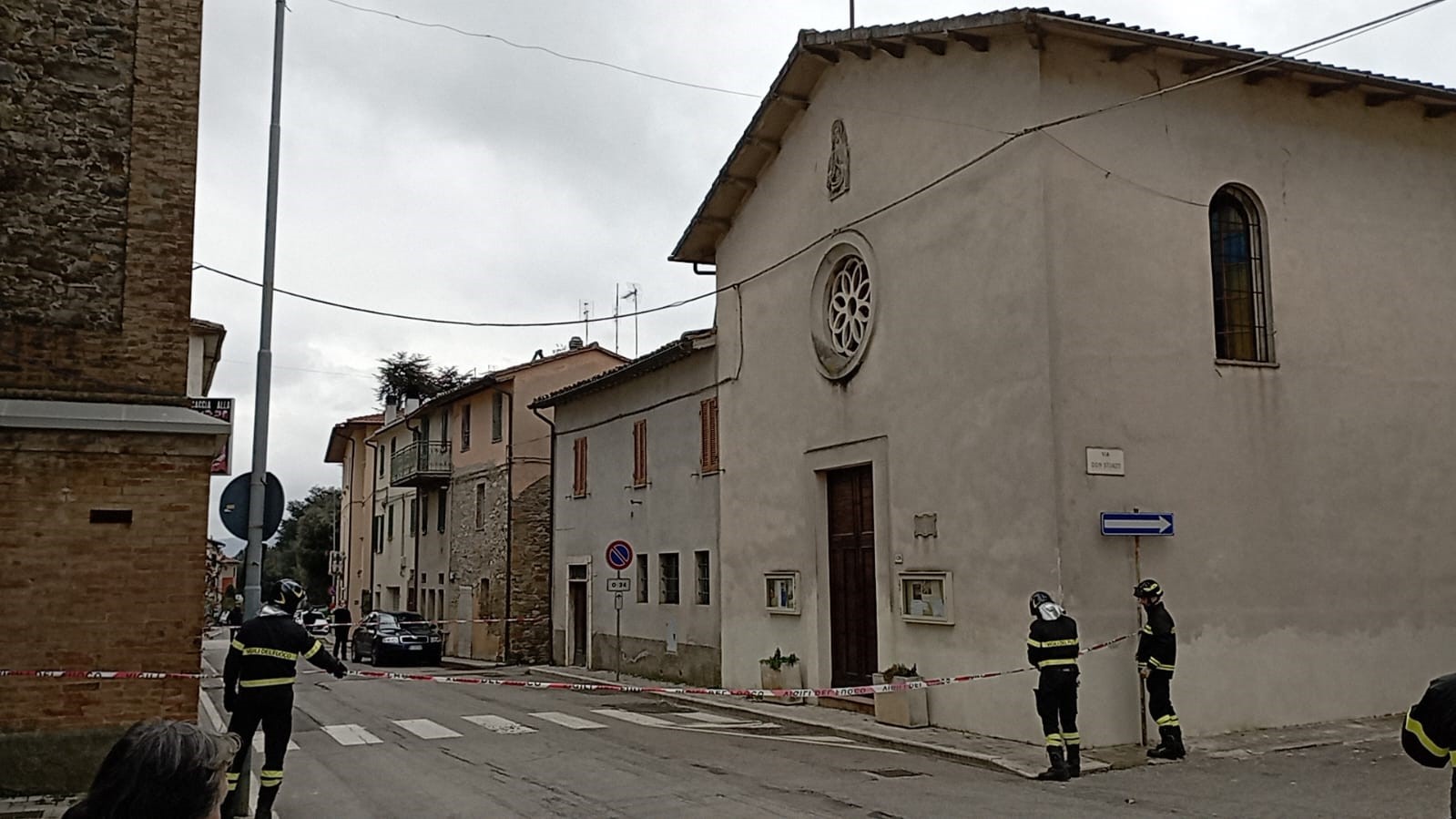 Tra preoccupazione e speranza è trascorsa la prima domenica della popolazione terremotata. La gente: «Grati al nostro vescovo Ivan per essere venuto tra noi, a meno di 24 ore dalle scosse. Siamo certi di rivederlo presto». La vicinanza concreta della Chiesa attraverso la Caritas